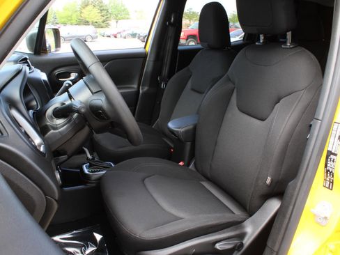 Used 2023 Jeep Renegade Latitude AWD/4WD image 15