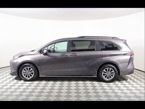 Used 2021 Toyota Sienna XLE FWD image 1