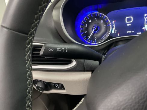 Used 2024 Chrysler Pacifica Touring-L image 22