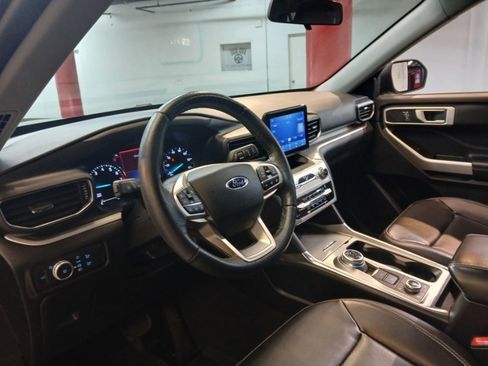 Used 2021 Ford Explorer XLT w/ Equipment Group 202A image 11