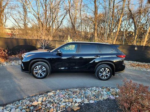 Used 2023 Toyota Highlander XLE image 2