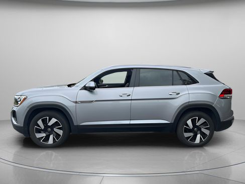 Used 2025 Volkswagen Atlas Cross Sport SE AWD/4WD image 2