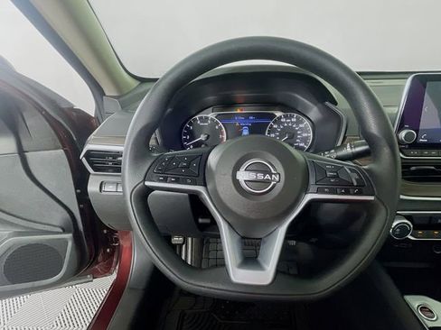 Used 2025 Nissan Altima 2.5 SV FWD image 12
