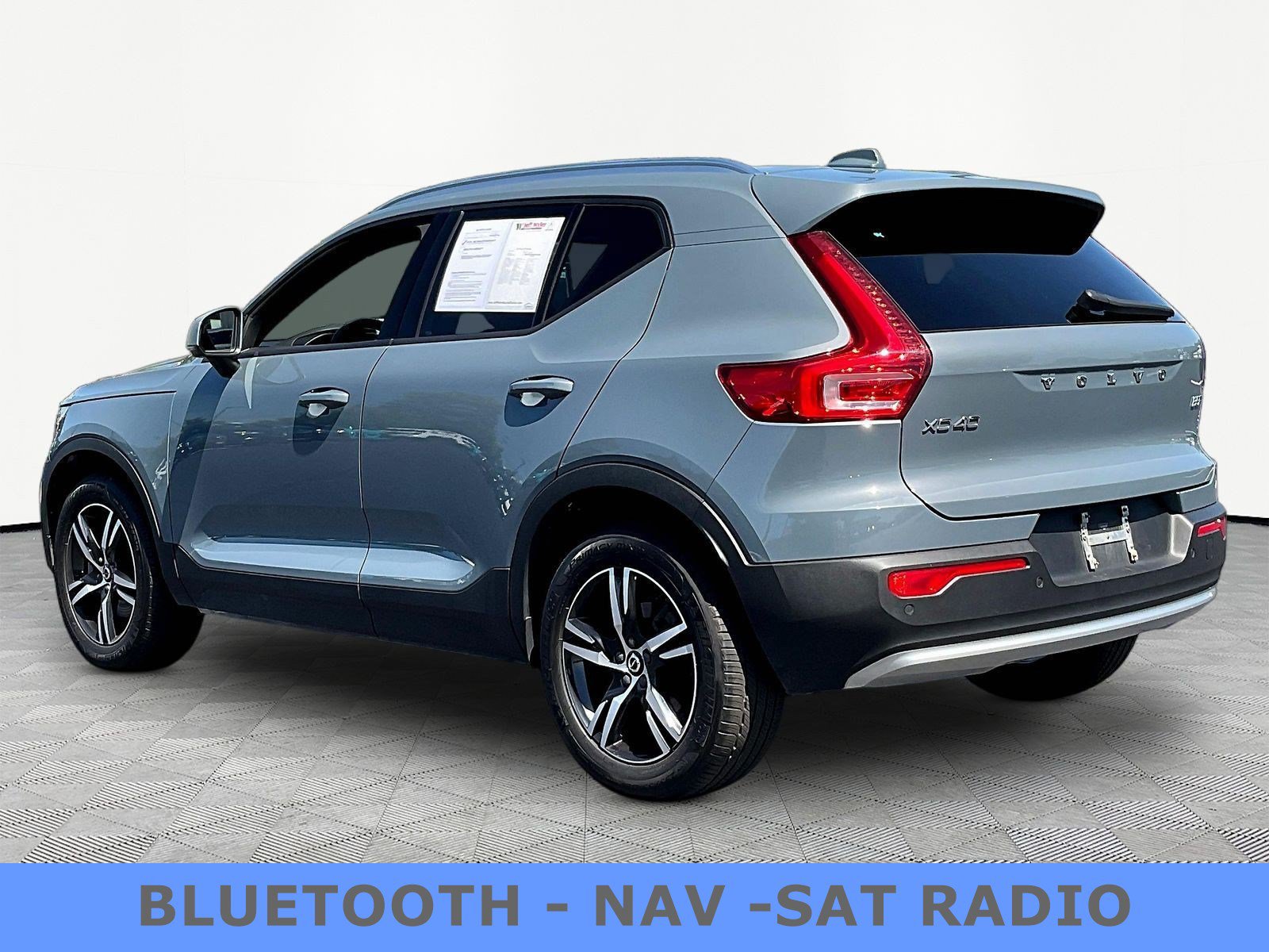 Used 2023 Volvo XC40 B5 Core AWD/4WD image 4