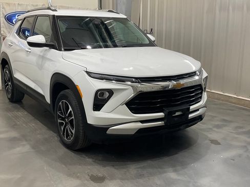 Used 2025 Chevrolet TrailBlazer LT AWD/4WD image 2