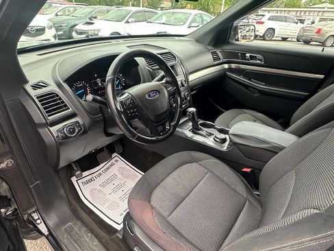 Used 2018 Ford Explorer XLT image 11