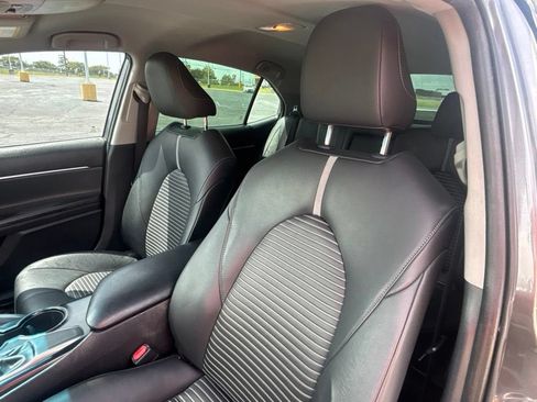 Used 2018 Toyota Camry SE FWD image 4