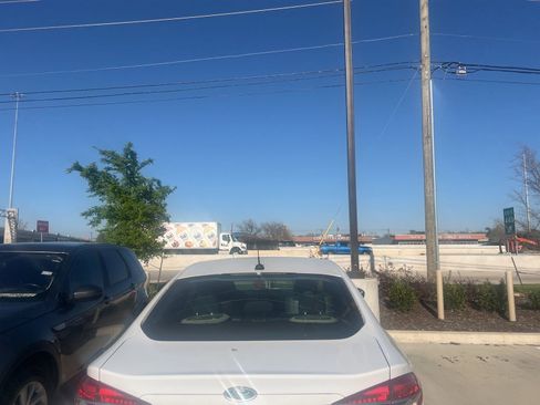 Used 2017 Ford Fusion SE w/ Fusion SE Technology Package image 6