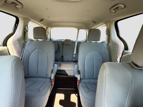 Used 2017 Chrysler Pacifica Touring FWD image 23