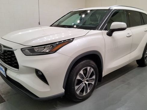 Used 2020 Toyota Highlander XLE AWD/4WD image 3