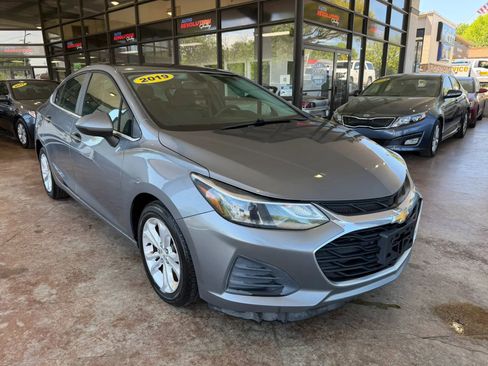 Used 2019 Chevrolet Cruze LT w/ Convenience Package FWD image 1