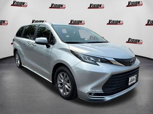 Used 2022 Toyota Sienna XLE image 3