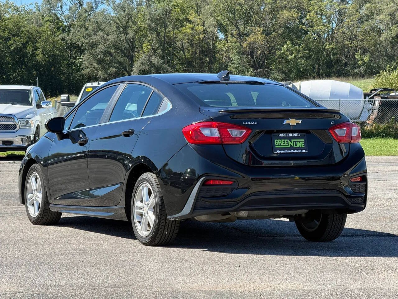 Used 2017 Chevrolet Cruze LT w/ Convenience Package FWD image 2