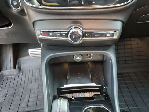 Used 2022 Volvo XC40 T5 R-Design w/ Advanced Package image 39