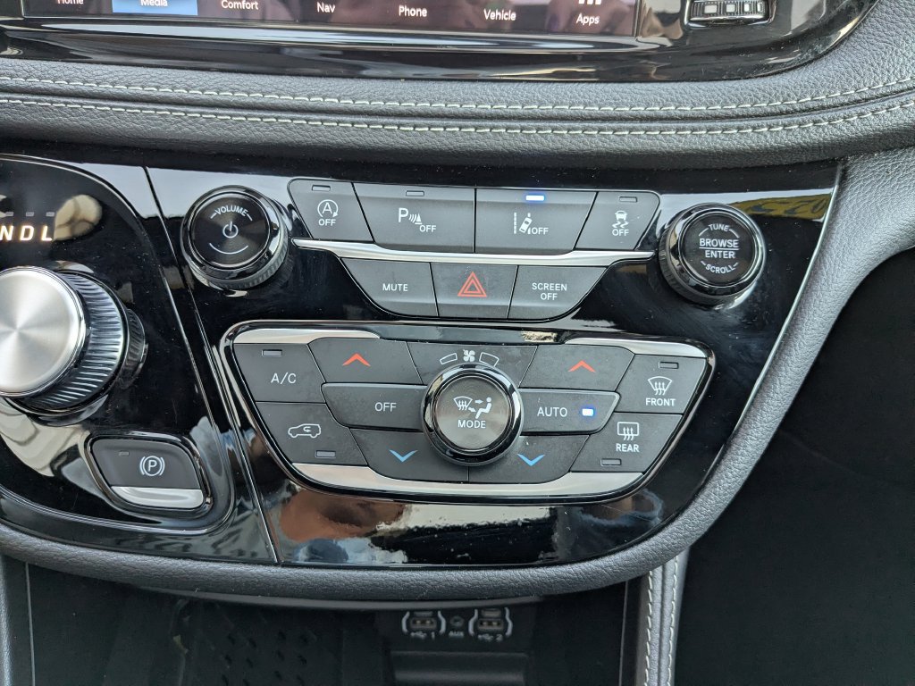 Used 2025 Chrysler Pacifica Limited FWD image 19