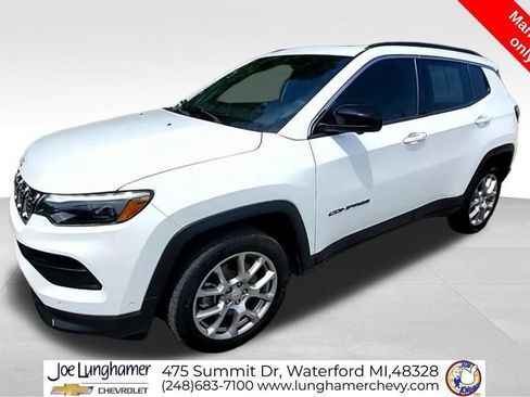 Used 2024 Jeep Compass Latitude w/ Sun and Sound Group AWD/4WD image 4