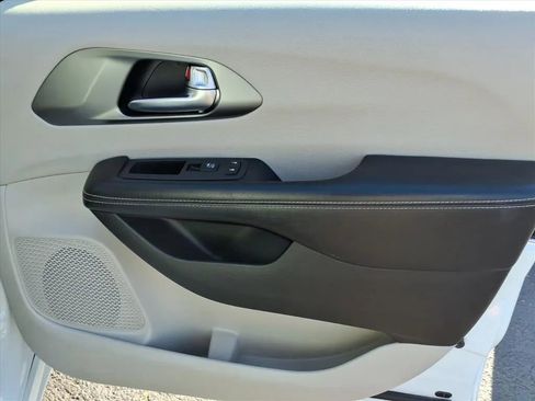 Used 2022 Chrysler Pacifica Touring-L image 11