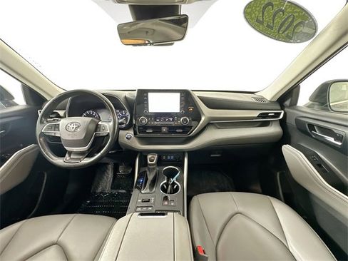 Used 2022 Toyota Highlander XLE image 3