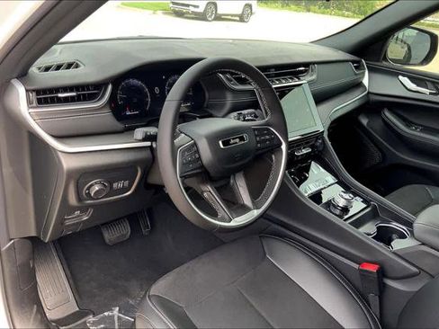 Used 2024 Jeep Grand Cherokee Altitude image 8