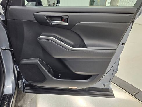 Used 2023 Toyota Highlander XLE image 32
