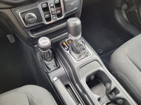 Used 2023 Jeep Gladiator Overland AWD/4WD image 24