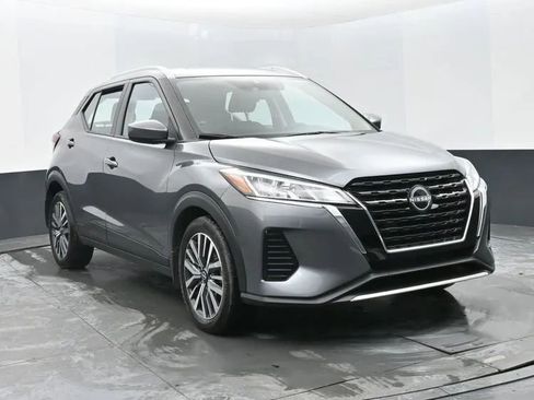 Used 2023 Nissan Kicks SV image 2