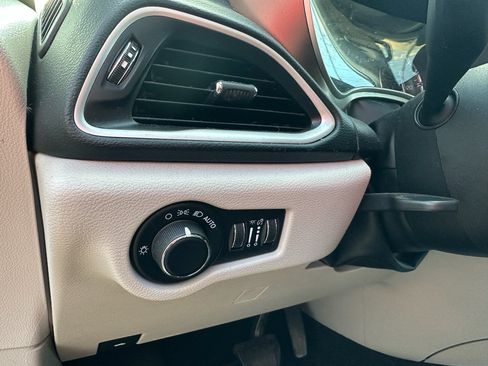 Used 2022 Chrysler Voyager LX FWD image 23