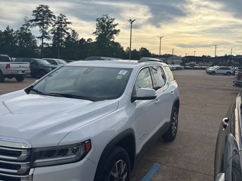 Used 2023 GMC Acadia SLT FWD image 1