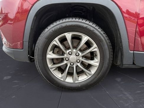 Used 2019 Jeep Cherokee Latitude Plus w/ Cold Weather Group AWD/4WD image 14