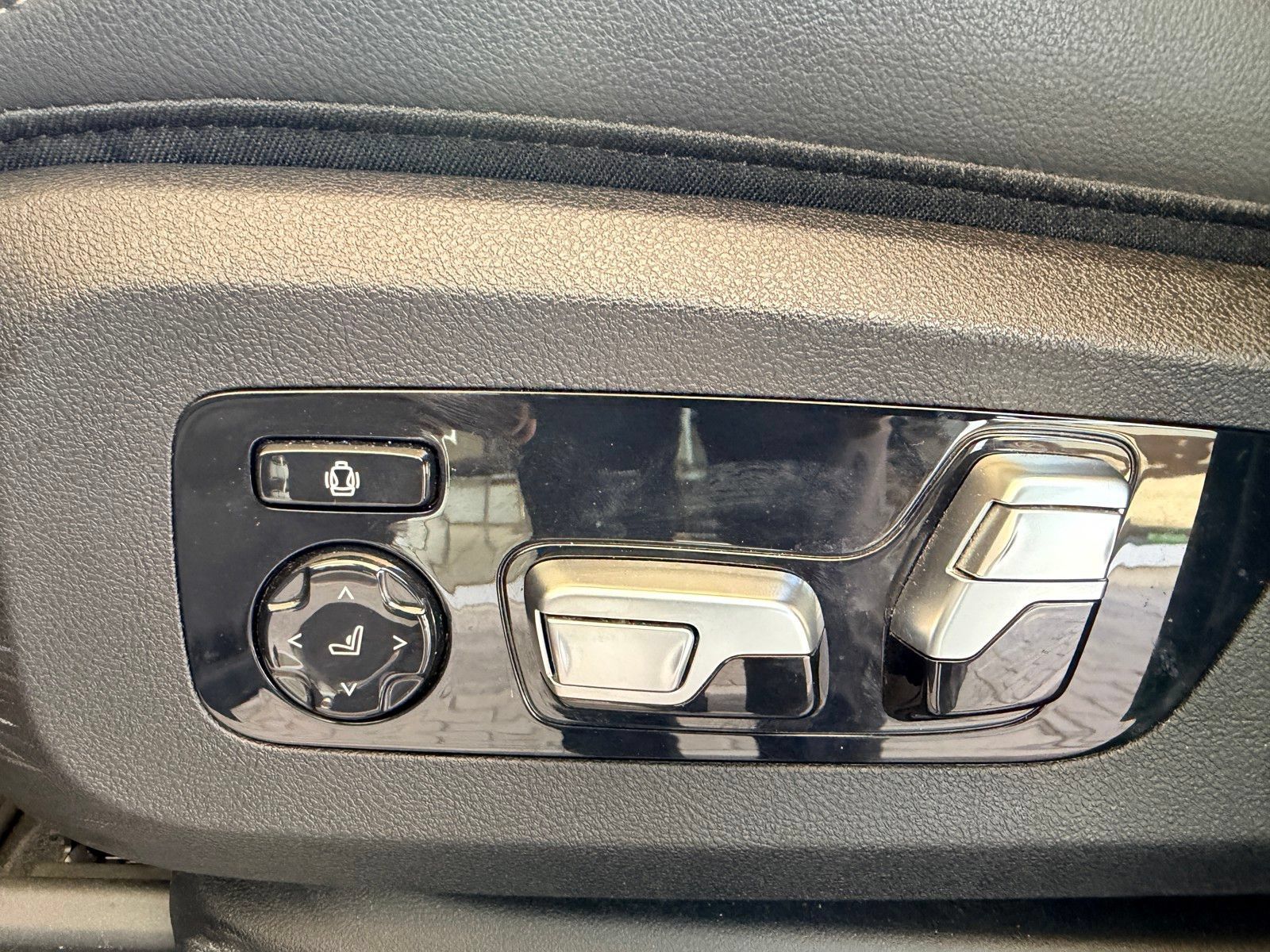 Used 2019 BMW X7 xDrive50i w/ M Sport Package AWD/4WD image 18