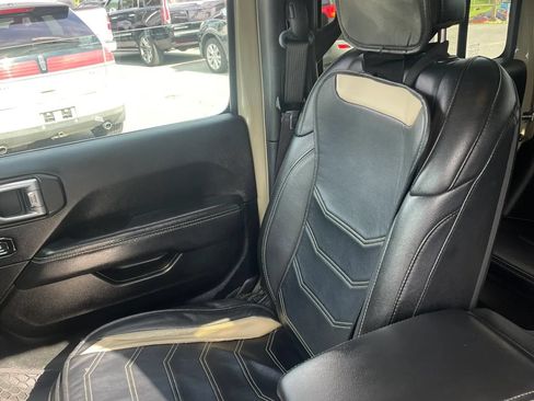 Used 2020 Jeep Gladiator Overland AWD/4WD image 41