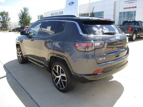 Used 2024 Jeep Compass Limited w/ Elite Group AWD/4WD image 4