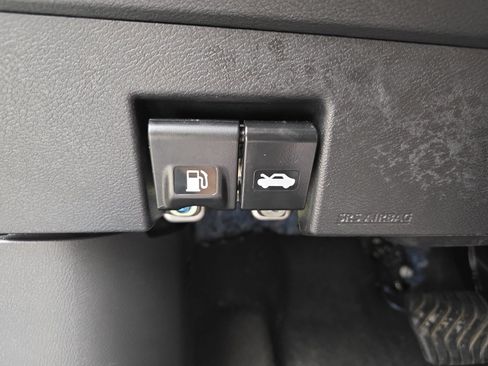 Used 2025 Nissan Versa SV w/ Trunk Package FWD image 27