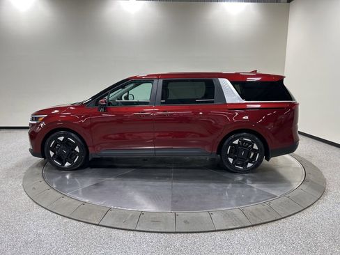 Used 2023 Kia Carnival EX image 9