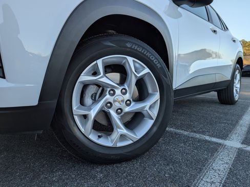 Used 2024 Chevrolet Trax LS w/ LS Convenience Package FWD image 30