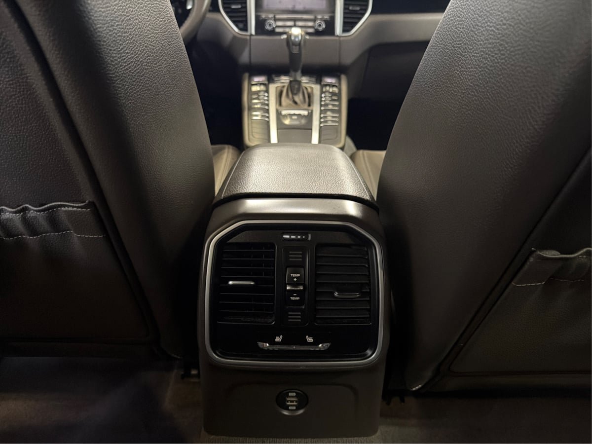 Used 2018 Porsche Macan AWD/4WD image 25