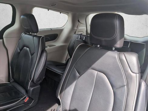 Used 2022 Chrysler Pacifica Limited image 19