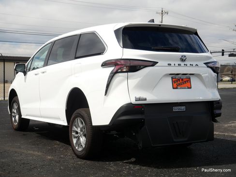 New 2026 Toyota Sienna LE FWD image 24