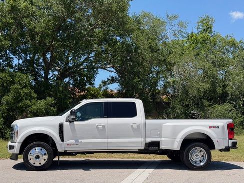 Used 2025 Ford F450 Platinum w/ FX4 Off-Road Package image 2