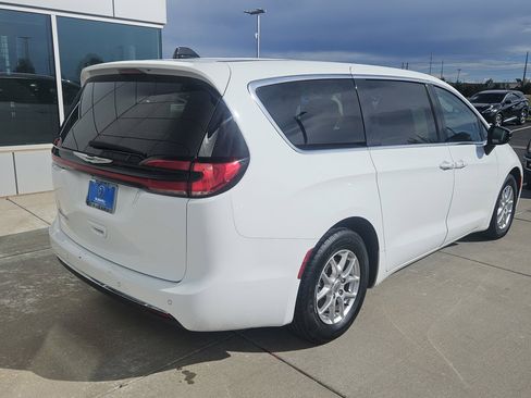 Used 2024 Chrysler Pacifica Touring-L FWD image 6