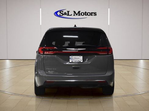 Used 2025 Chrysler Pacifica Select FWD image 6