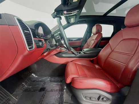 Certified 2023 Porsche Cayenne image 5
