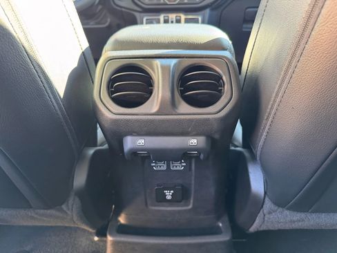Used 2022 Jeep Wrangler Unlimited Sahara image 17