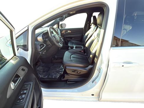 Used 2025 Chrysler Pacifica Select FWD image 15