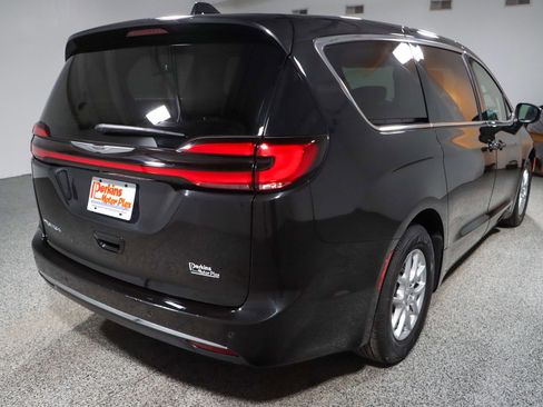 Used 2023 Chrysler Pacifica Touring-L FWD image 7