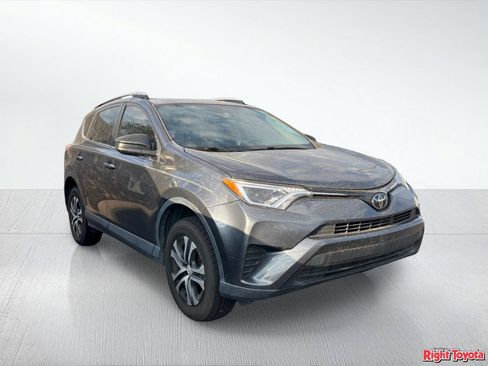 Used 2018 Toyota RAV4 LE FWD image 5