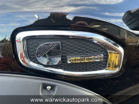 Used 2017 Nissan Titan SV image 15