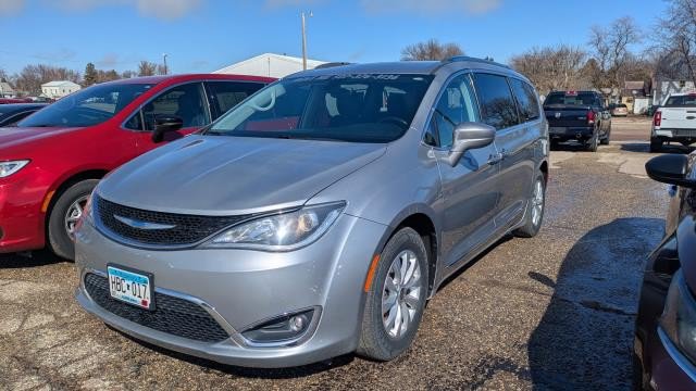 Used 2018 Chrysler Pacifica Touring-L FWD image 1