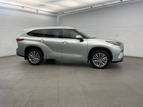 Used 2022 Toyota Highlander Platinum image 3