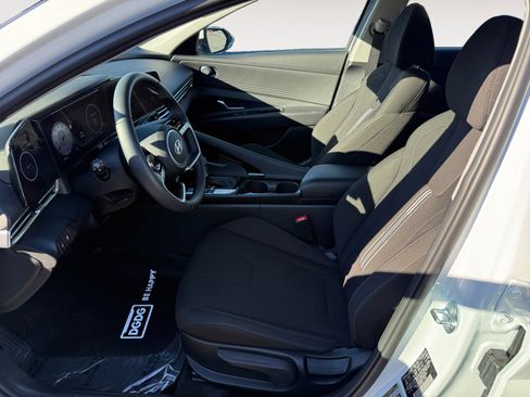 Certified 2025 Hyundai Elantra SEL image 10